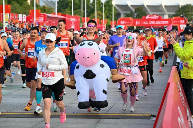 年终盘点丨赛事带动 体育消费热潮竞技宝JJB平台频起(图1)
