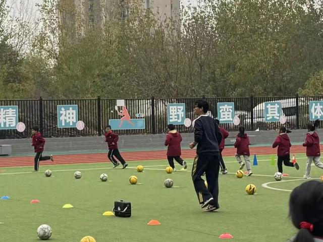 西安市浐灞十六小：体育与多学科碰撞竞技宝JJB网址一场别开生面的体育跨学科融合展示课(图1)