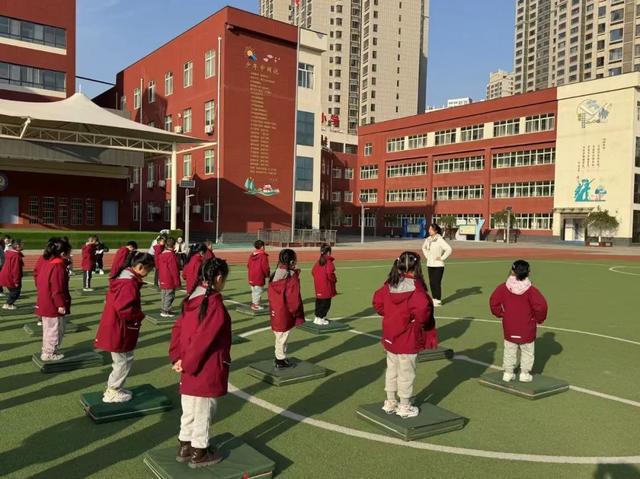 西安市浐灞十六小：体育与多学科碰撞竞技宝JJB网址一场别开生面的体育跨学科融合展示课(图3)