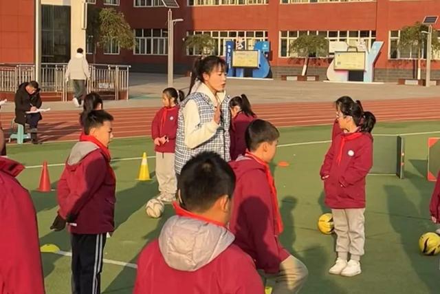 西安市浐灞十六小：体育与多学科碰撞竞技宝JJB网址一场别开生面的体育跨学科融合展示课(图2)
