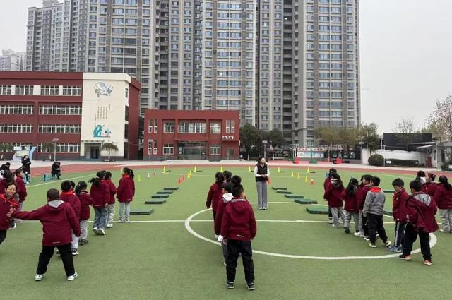 西安市浐灞十六小：体育与多学科碰撞竞技宝JJB网址一场别开生面的体育跨学科融合展示课(图4)