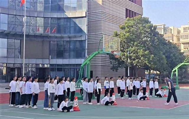 郑州管城区外国语牧歌小学：以特色体育课程绘牧歌教育华竞技宝JJB平台章(图1)