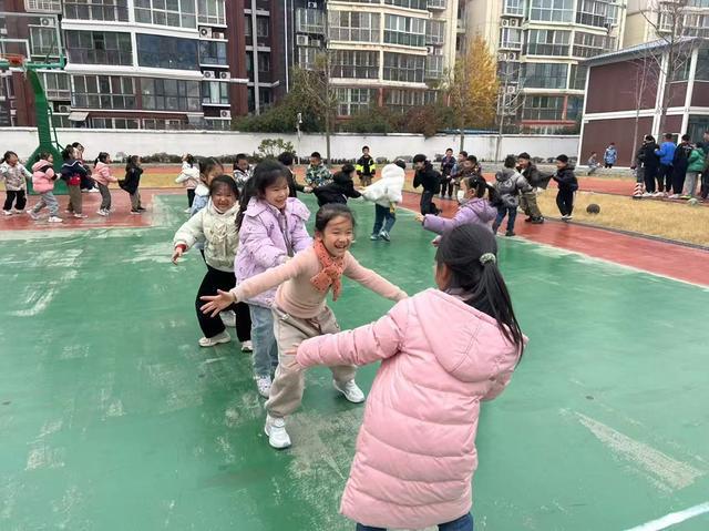 郑州管城区外国语牧歌小学：以特色体育课程绘牧歌教育华竞技宝JJB平台章(图3)