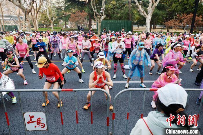 竞技宝JJBapp2025上海女子半程马拉松赛开跑(图5)
