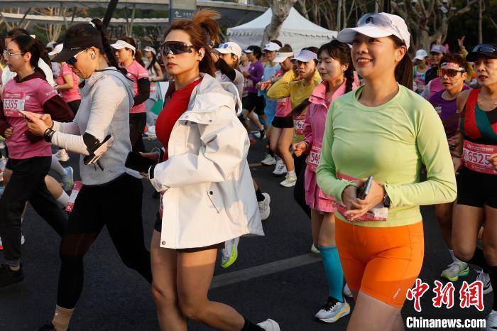 竞技宝JJBapp2025上海女子半程马拉松赛开跑(图4)