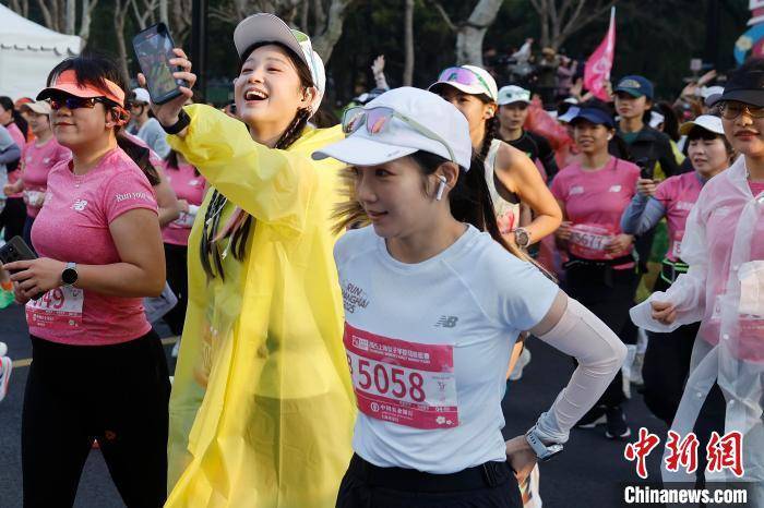 竞技宝JJBapp2025上海女子半程马拉松赛开跑(图3)