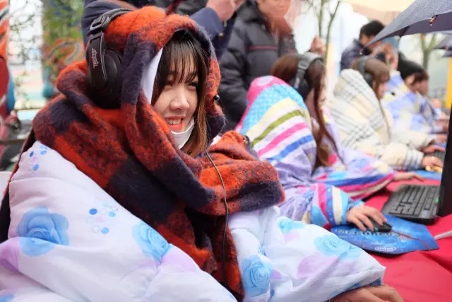 杭州乐园电竞比赛女神竟然裹棉被打游戏竞技宝JJB注册(图1)