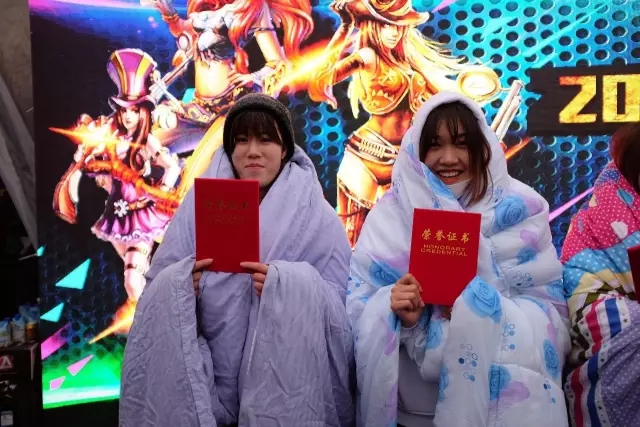 杭州乐园电竞比赛女神竟然裹棉被打游戏竞技宝JJB注册(图3)